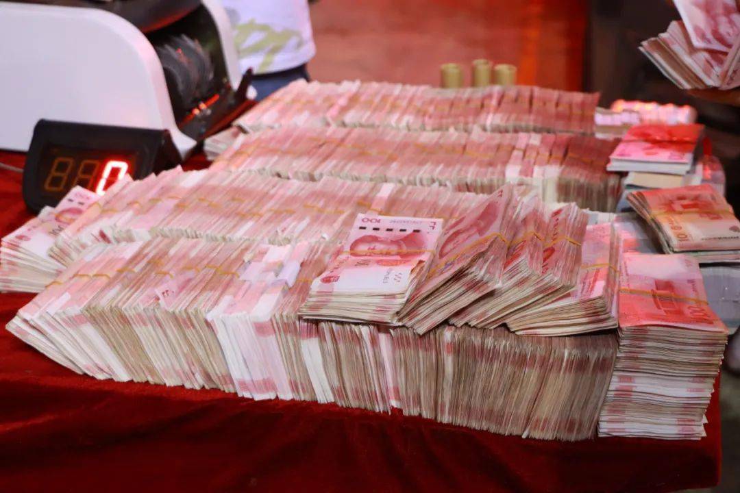 流水上亿,现金铺满整张床!广西女子被网友骗走48万,背后牵出惊天大案!