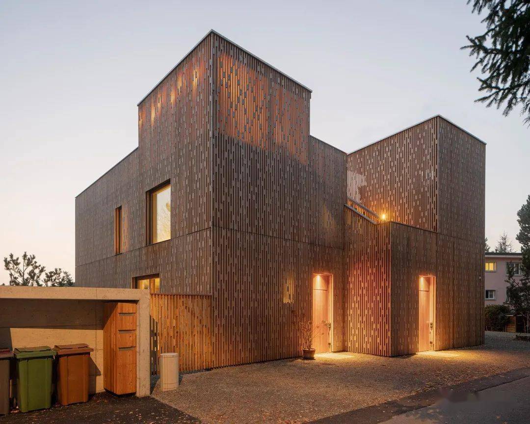 清水混凝土房屋外的木质新衣原始材质下的现代化生态建筑