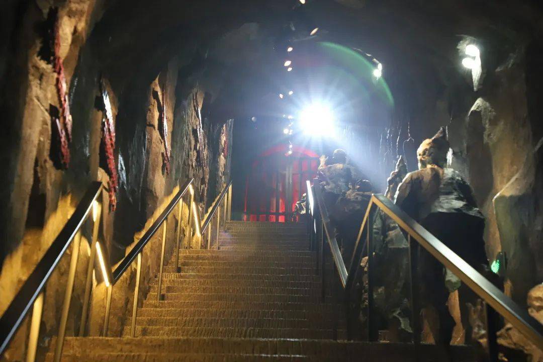 渝中区十八梯,石灰市和演武厅(现磁器街)三段防空隧道内,发生了