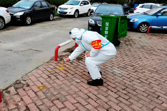 居民|哈尔滨53岁老民警晕倒在抗疫前线，3小时后他又站了上去 ！