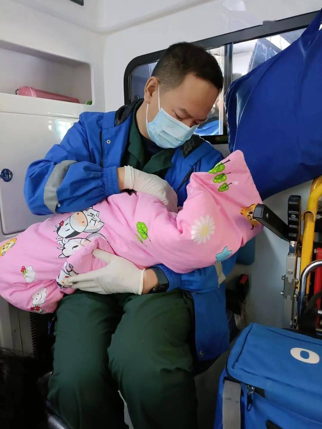 婴儿|危急时刻 120急救医生“秒变”助产士