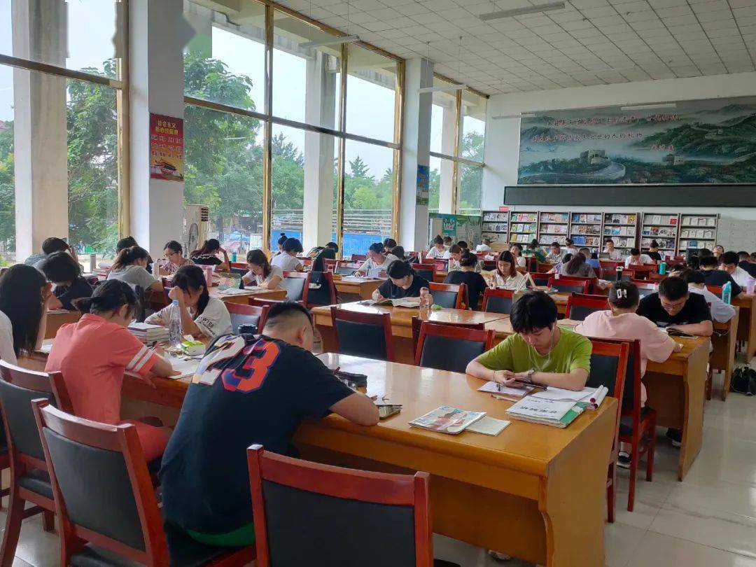 安静是一种美德在特定场合保持安静是市民文明素养的一部分在图书馆