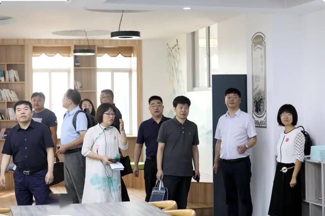 区教育局相关负责同志和校长沈泾渭的陪同下首先参观了新丰中学课程
