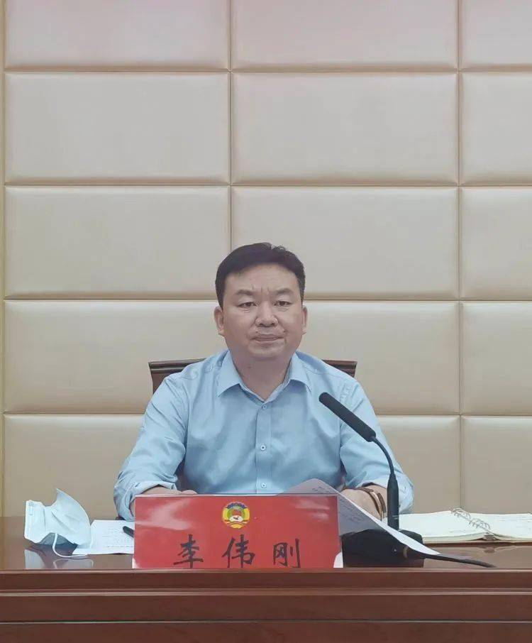 李伟刚同志主持座谈会,并就落实好会议精神提出要求.