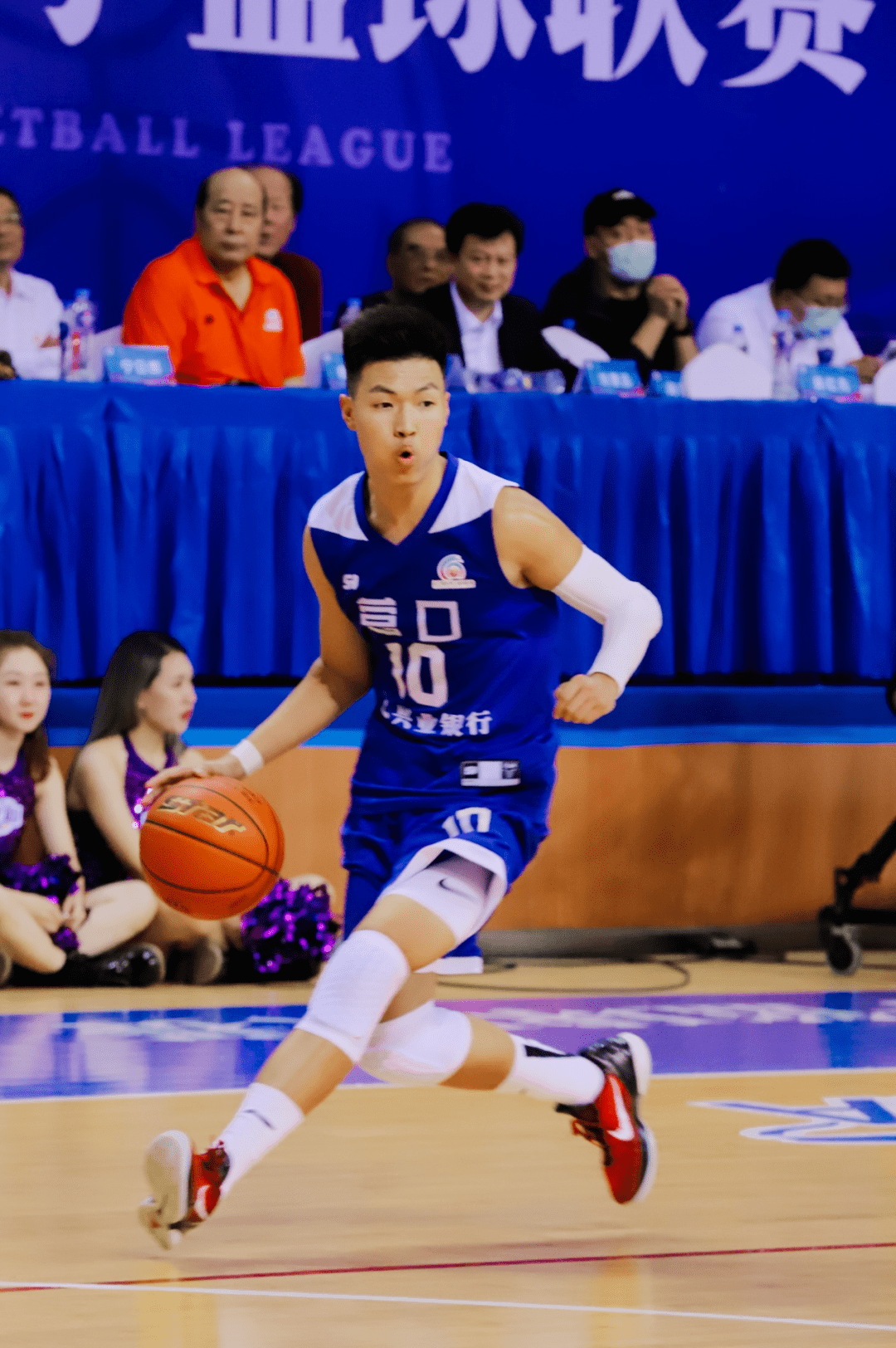 第三节盘锦队的刘学加强了个人突破,无论是直冲篮下的突破上篮,还是斜