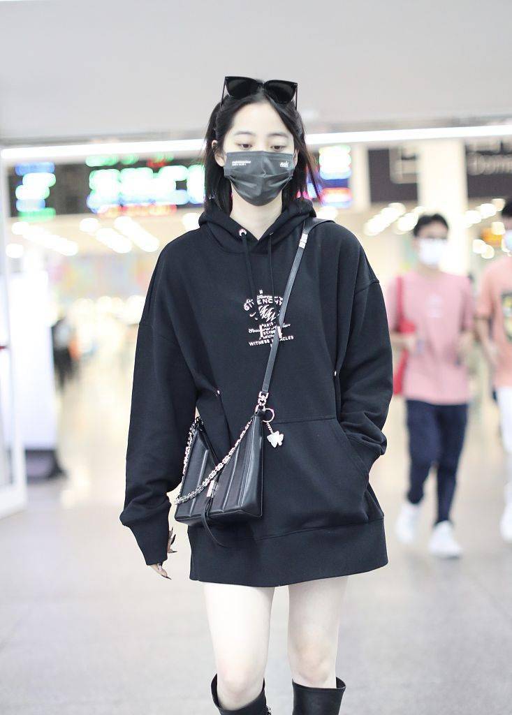 欧阳娜娜oversize卫衣裙搭长靴 美腿吸睛俏皮摩登