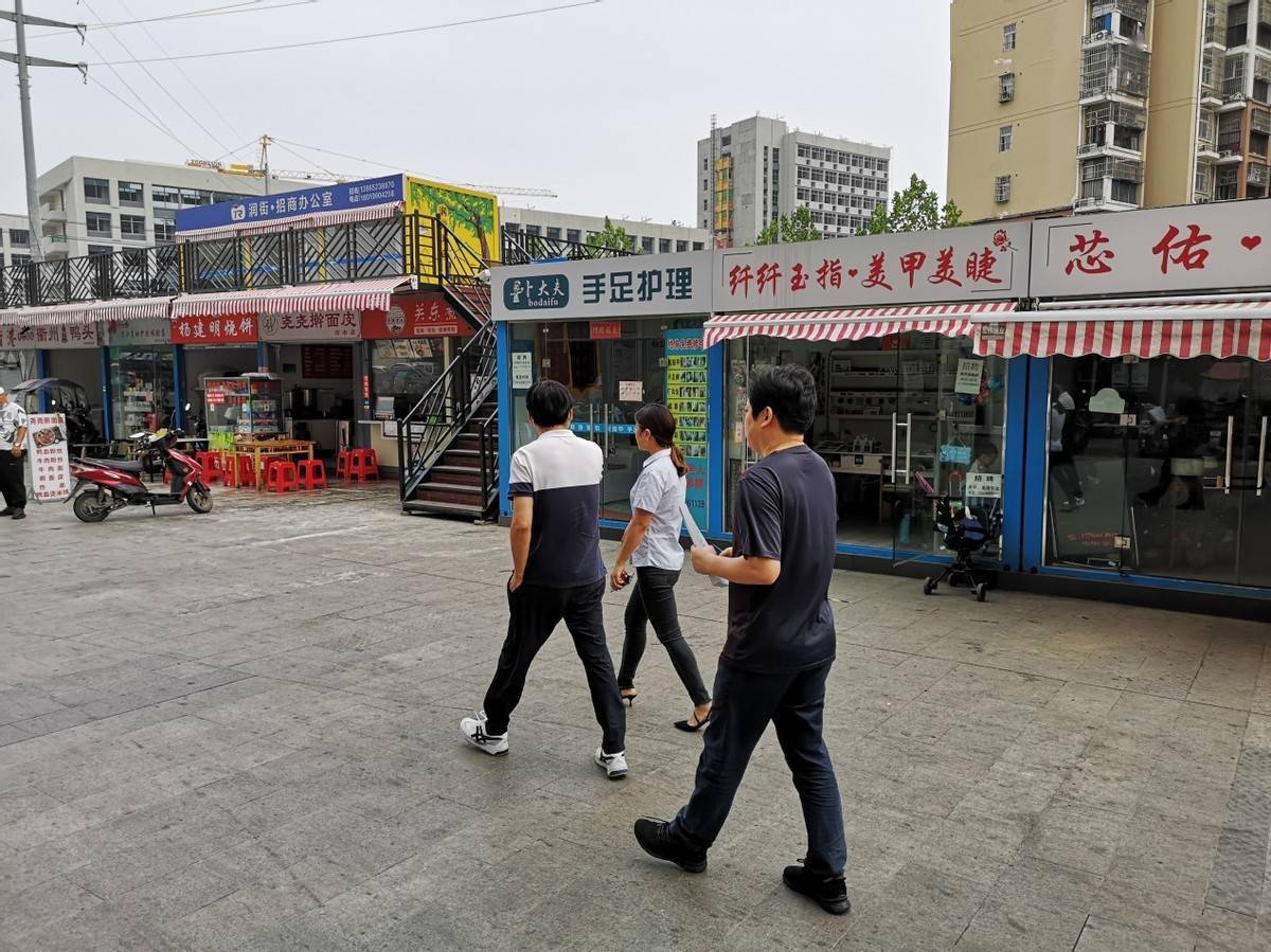 工作组一行先后参观走访了润宜家超市恒盛店,润街及总部办公基地等