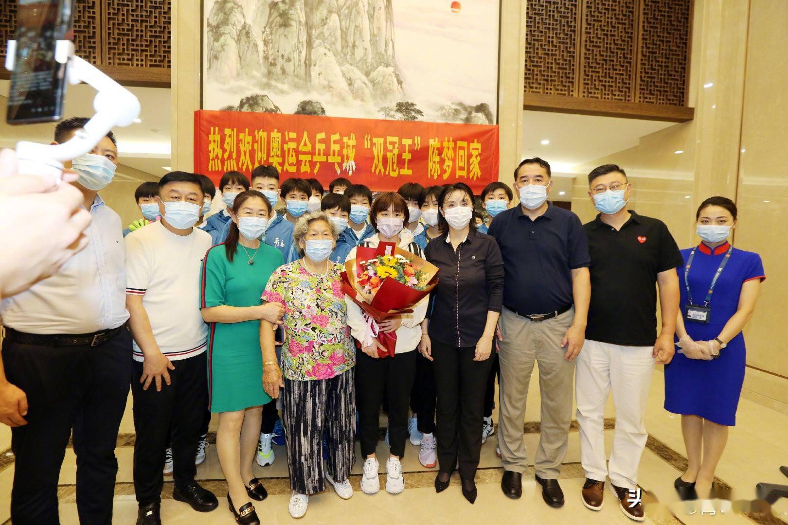 祖孙三代团聚 父母迎接陈梦回家 姥姥送花 家乡人敲锣打鼓欢迎 全运会 祖孙三代团聚 父母迎接陈梦回家 姥姥送花 家乡人敲锣打鼓欢迎 全运会