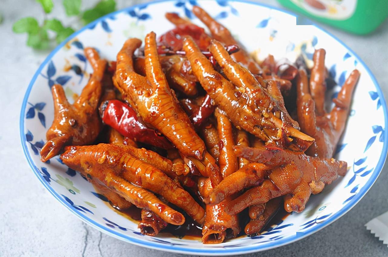 【酱香凤爪】主料 鸡爪1000克 八角两个 桂皮一片 香叶两片 大蒜三颗