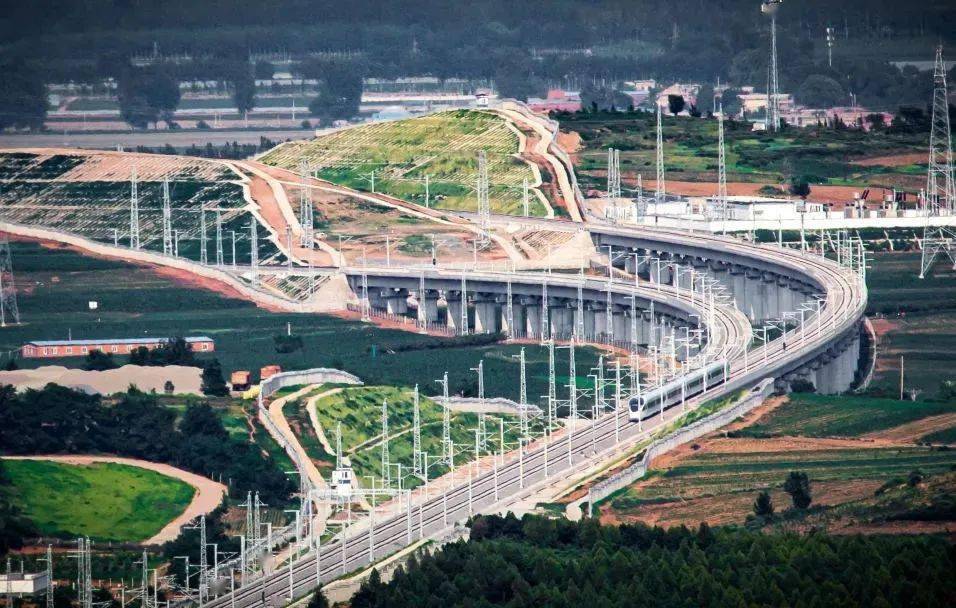 辽宁朝阳至凌海南高速铁路8月3日开通运营.