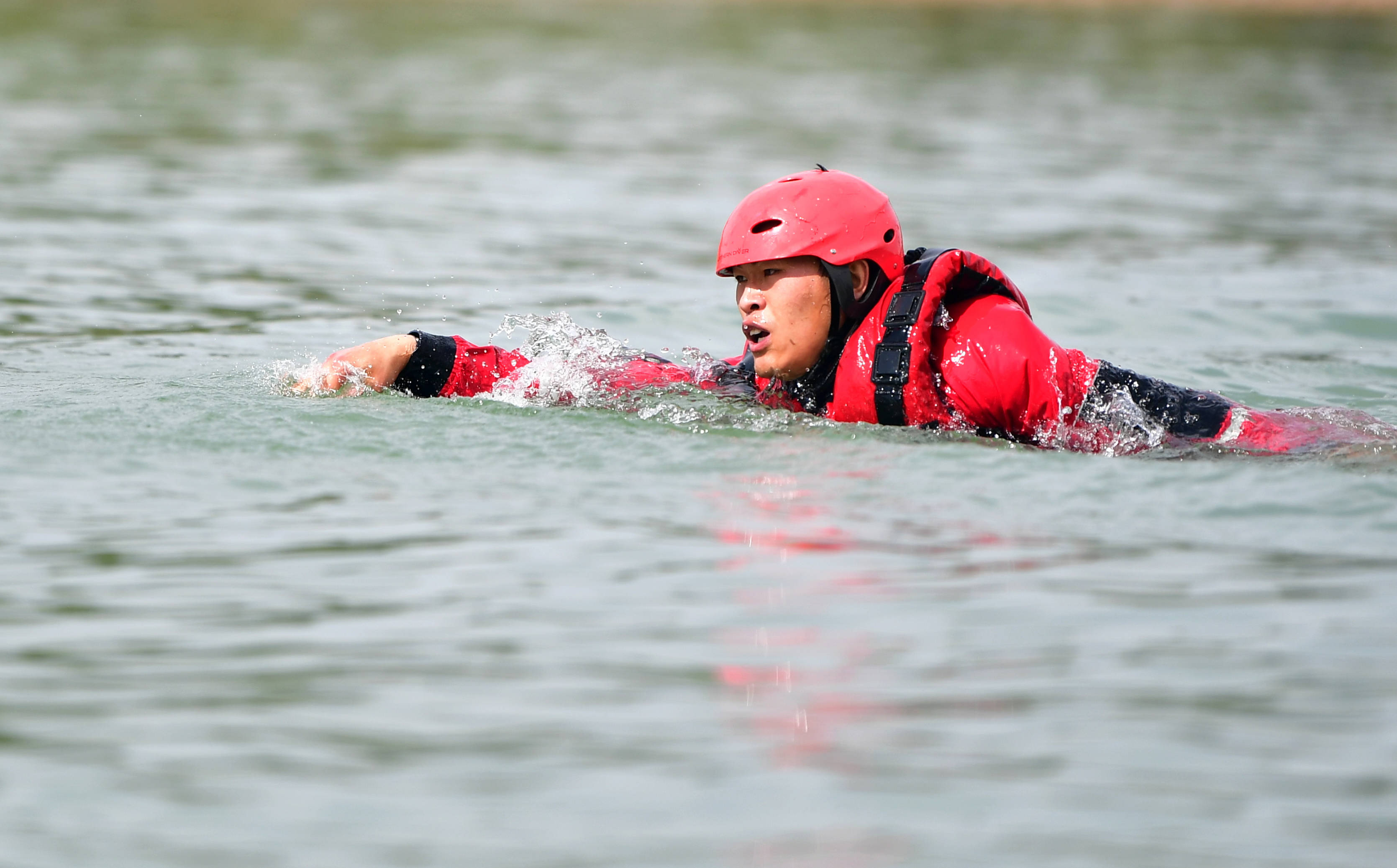 甘肃永靖:"水上尖兵"保障节日出行安全