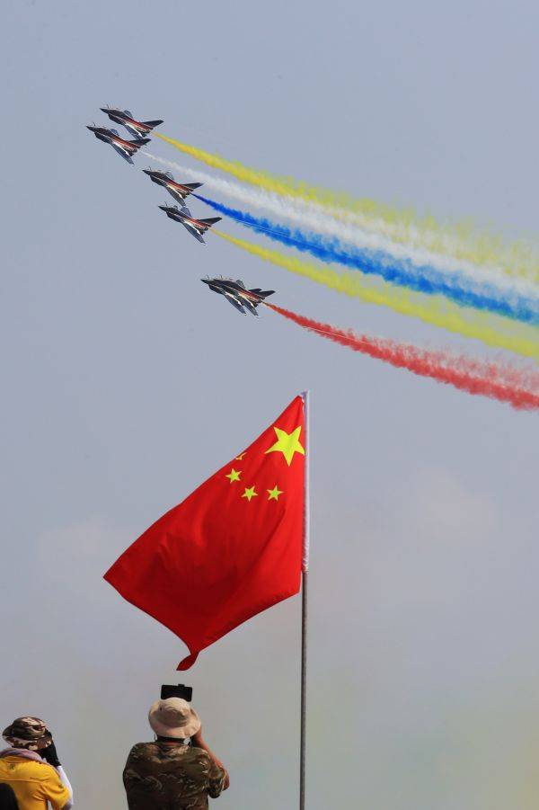 9月28日,中国空军八一飞行表演队的歼-10战机编队在第十三届中国国际