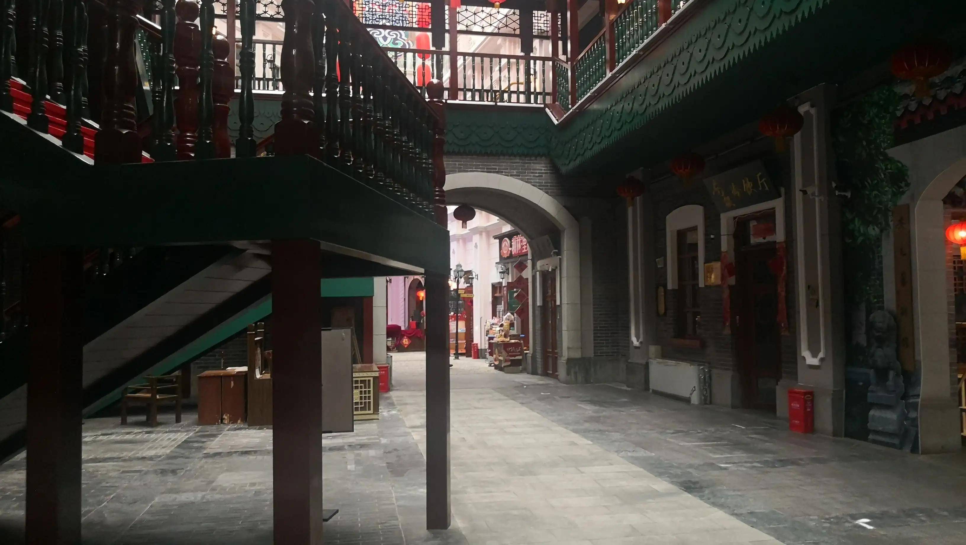 群力关东古巷内冷冷清清的看不到人仅仅是因为疫情吗