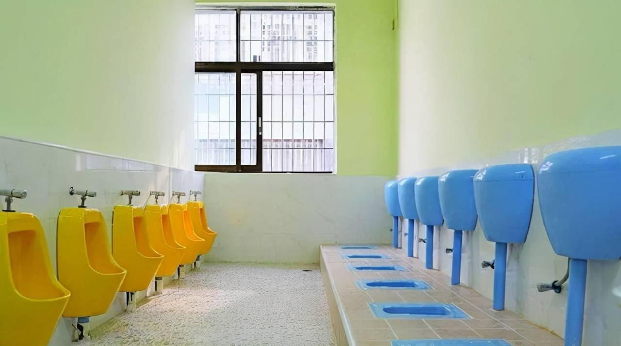 为啥孩子不愿在幼儿园如厕?娃可能说不明白,但家长要清楚_厕所