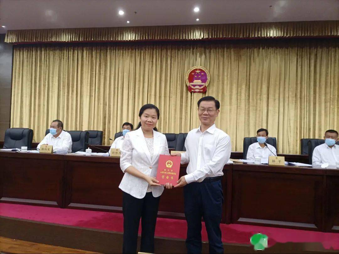 陈艳莉↑李逸夫↑林海辉决定免去陈春松的汕头市人民政府秘书长竹务