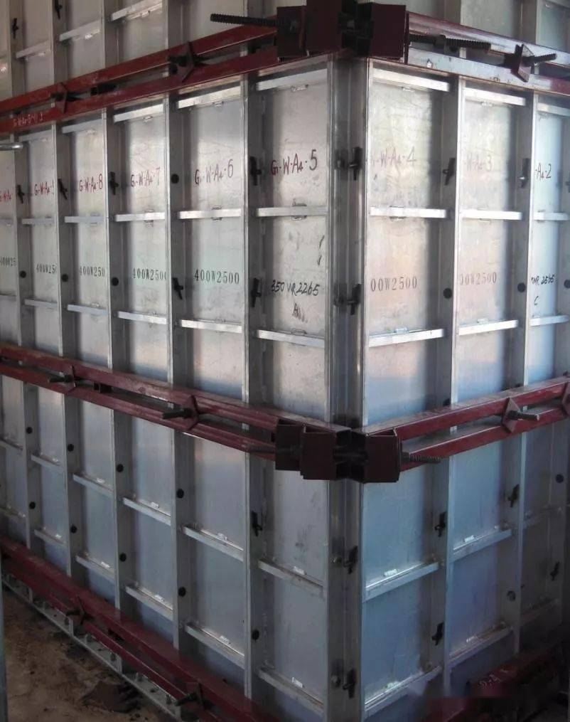 铝模板的安装与拆除来施工现场看看