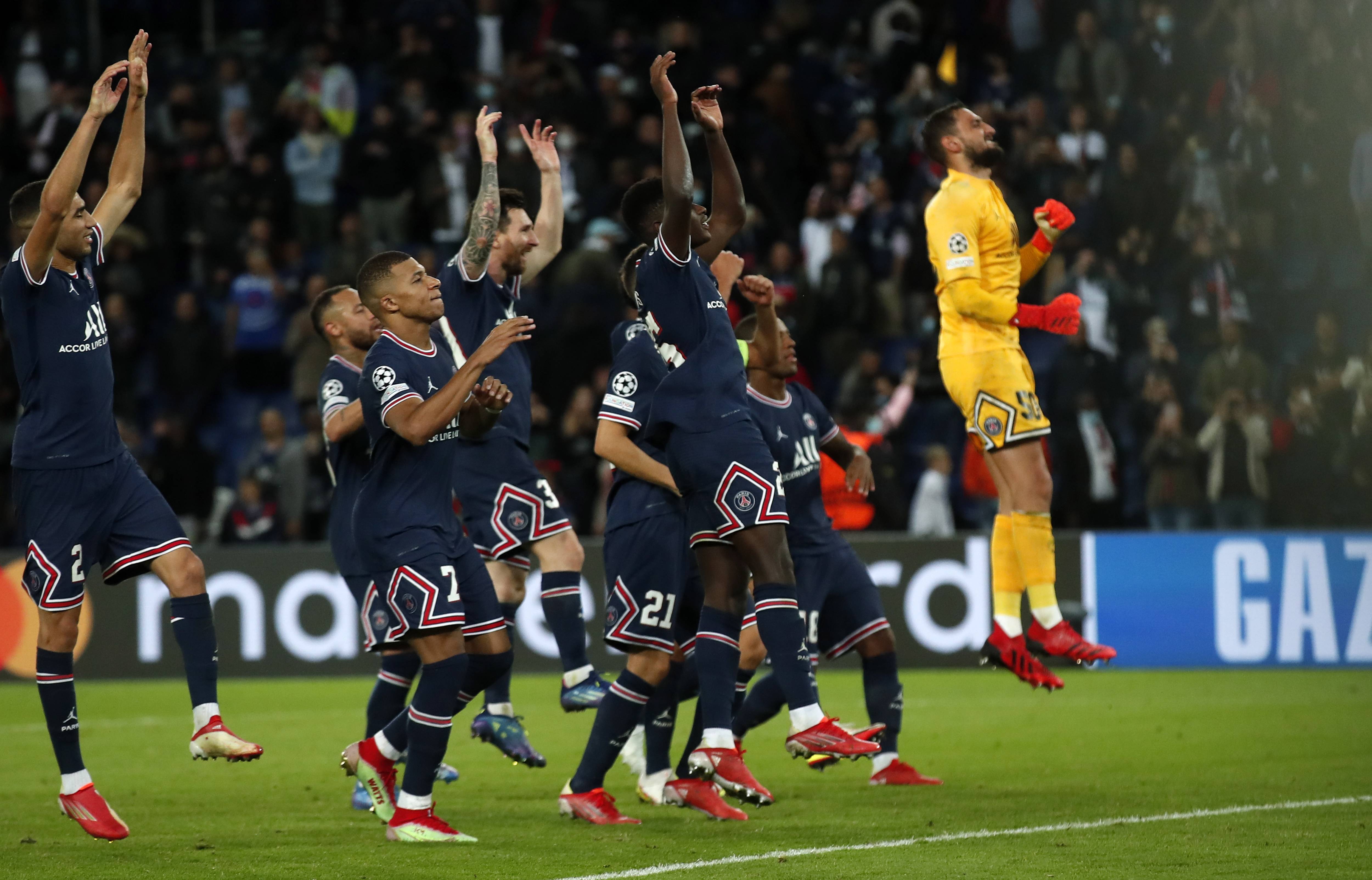 9月28日巴黎圣日耳曼队球员庆祝胜利.