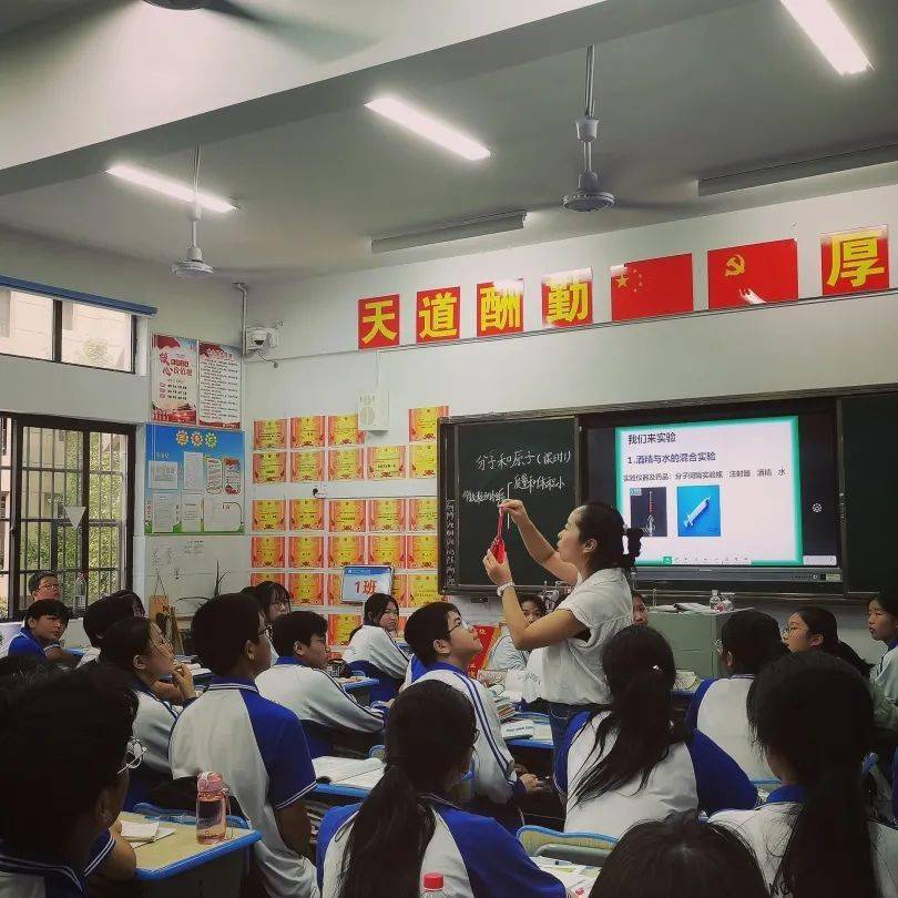 宁乡市教育研究中心深入宁乡一中滨江中学开展教育教学视导