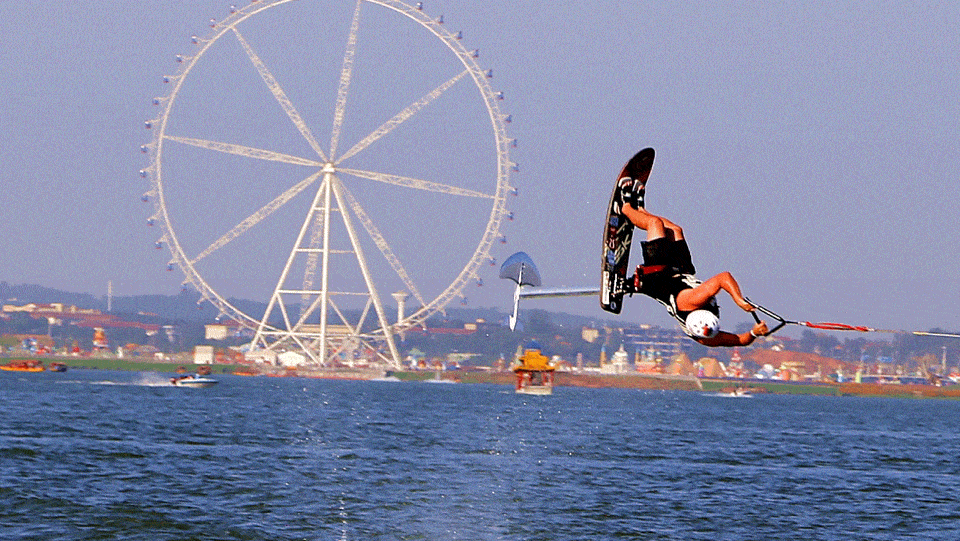 02 "水上特技秀"表演预选电影:《建国大业》,《我和我的祖国》等经典