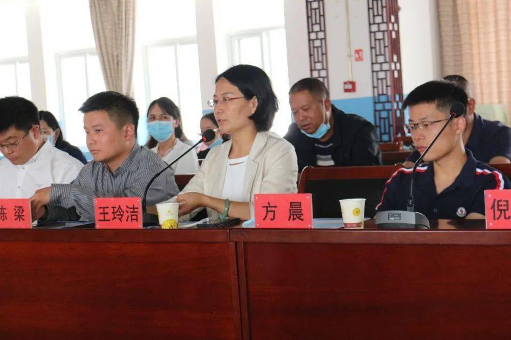 医疗帮扶队队长王玲洁对帮扶工作作总结;帮扶队员就医疗帮扶工作进行