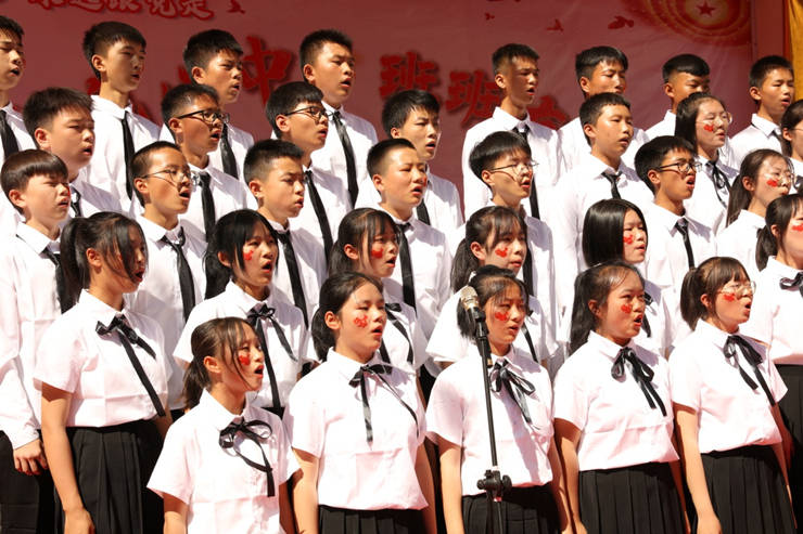 上午9时许,修文二中操场上,鲜红的地毯,透出节日的喜庆;彩旗,鲜花