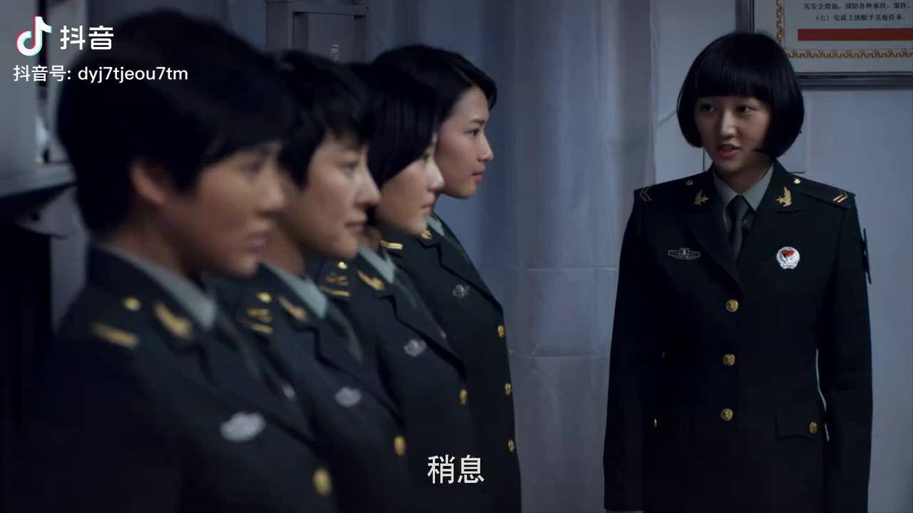麻辣女兵小米跟战友告别以班长名义下最后的命令落泪了