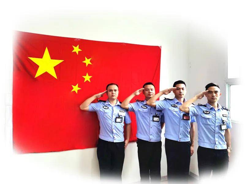 共祝祖国华诞的特殊日子里,我们身着警服,站在国旗旁,自豪感油然而生