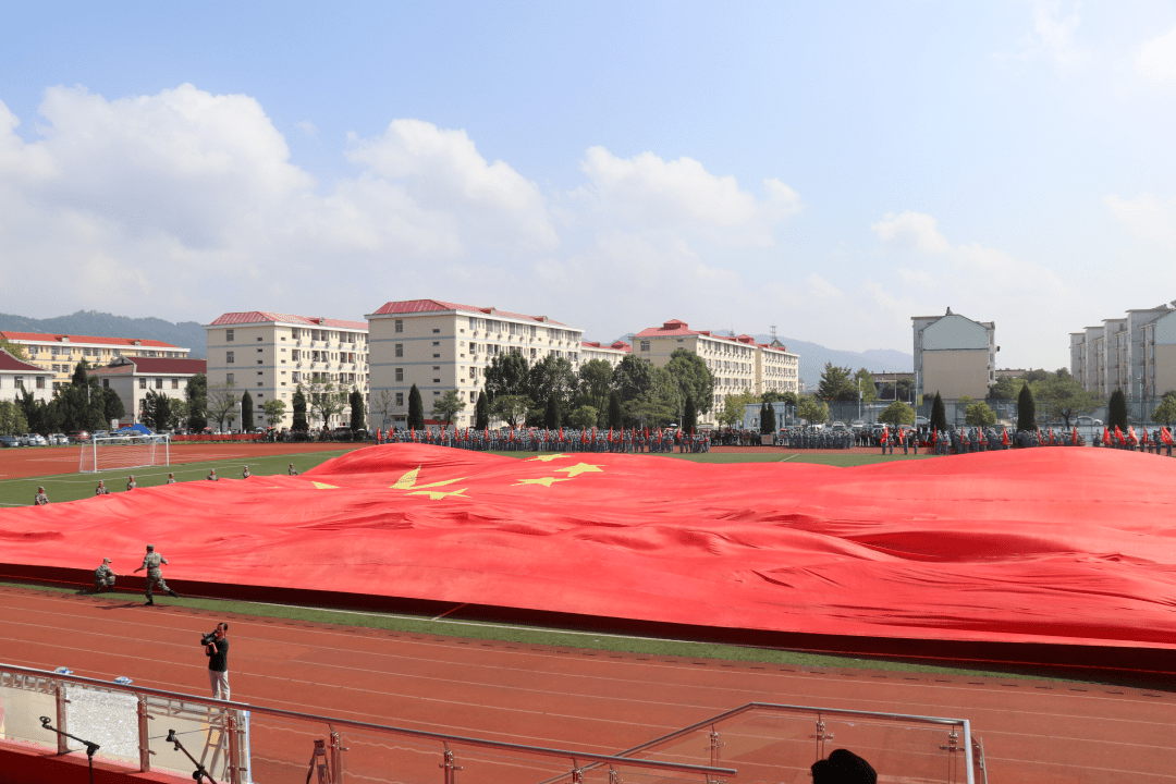 经过一周的艰苦训练,9月30日上午9点30分,毛坦厂中学2021级新生军训