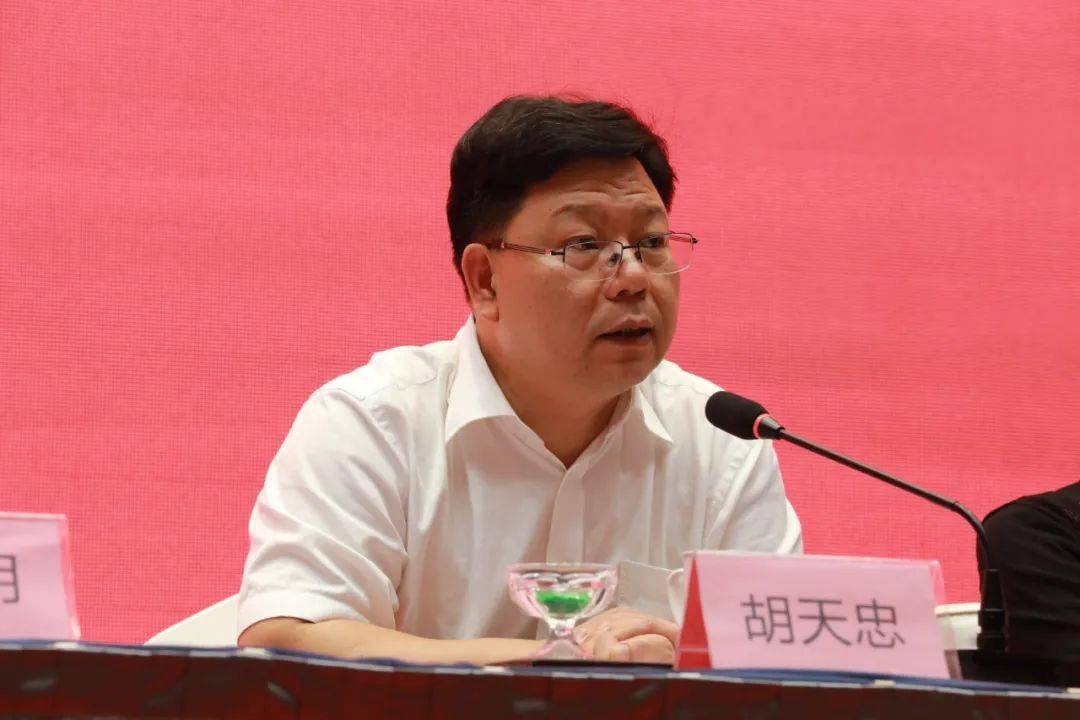 闭幕会上,中共永康市委常委,统战部部长胡天忠希望新