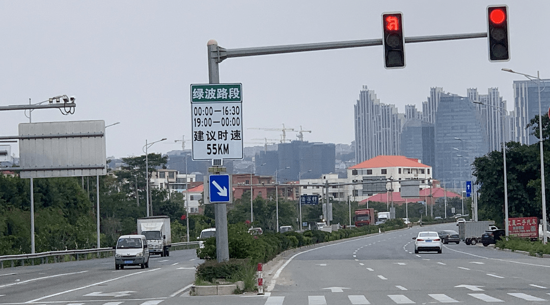 1,晋新路民族中学灯控绿波协调控制,建议车辆时速55km/小时,全路段共