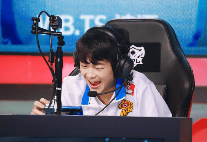 当年在次级联赛的时候阿豆的表现非常亮眼,很多kpl队伍都向他抛出了