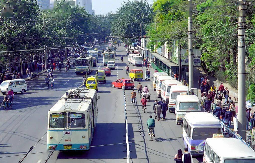 "刘爽解释说,"现在的无轨电车采用的是双源技术,也就是既能通过两根