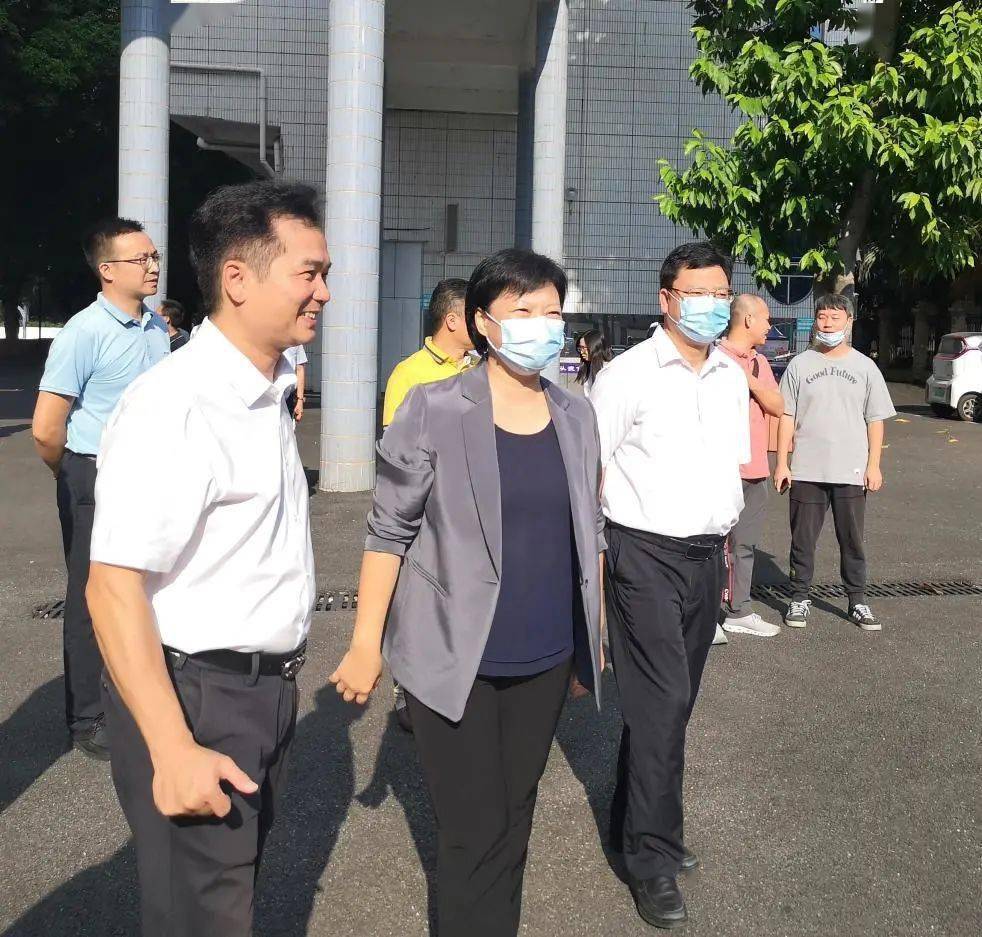 筑起安全防线共创文明校园柳州市领导带队莅临龙城中学开展食品消防