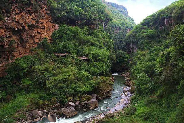 我们在这里住一晚,并游览了国家级风景名胜区马岭河峡谷和万峰林