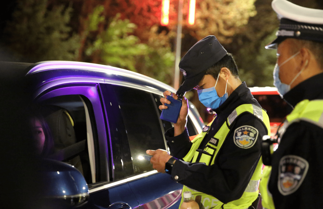 以警之名忠诚守护全市公安启动高等级防控勤务确保国庆期间社会治安