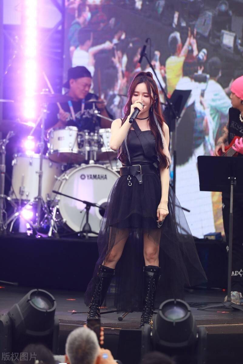 戴羽彤现身成都潮拜音乐节一袭黑色纱裙甜美热辣
