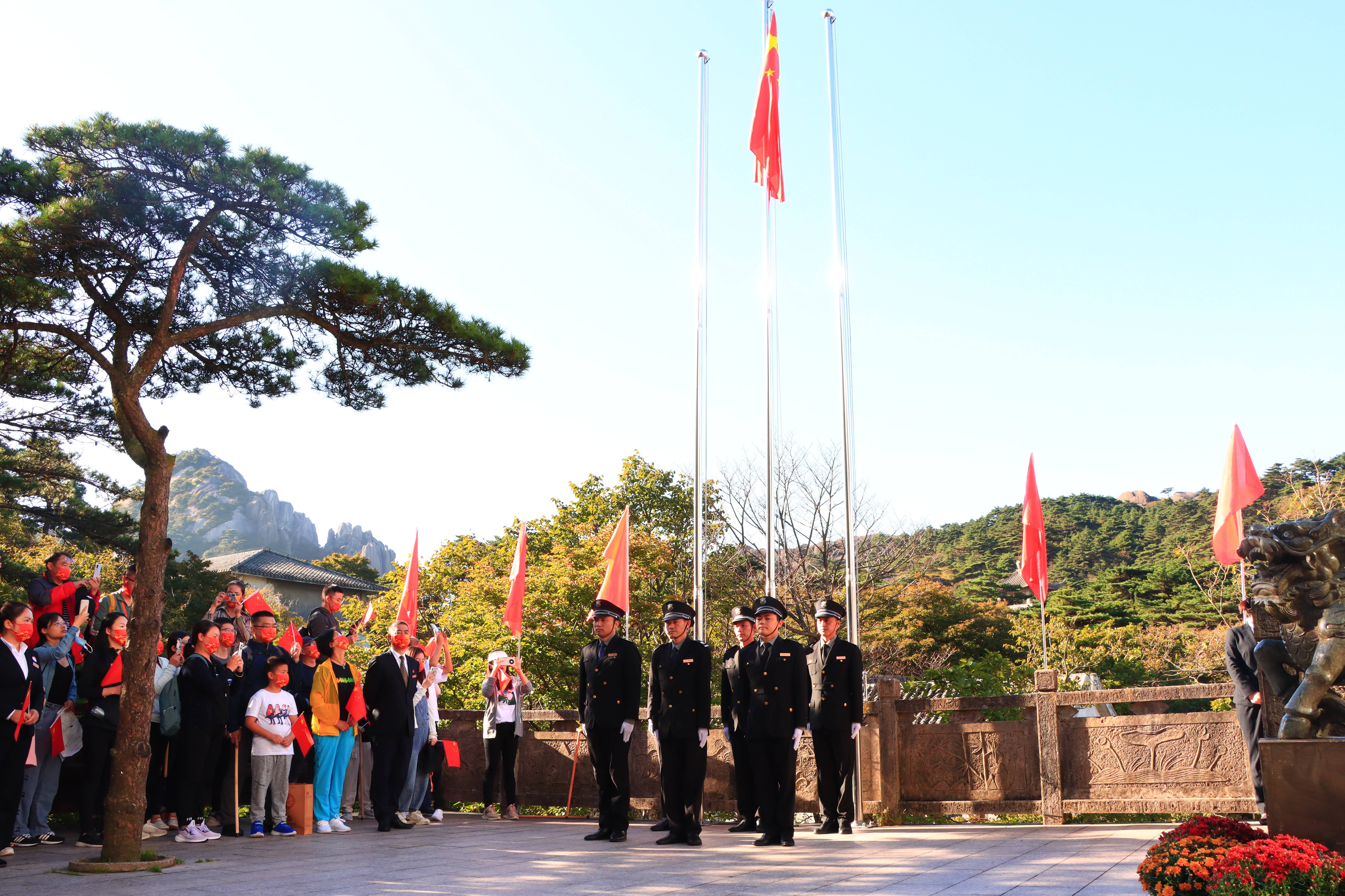 国庆｜黄山之巅升国旗唱国歌 游客员工共为祖国72岁庆生