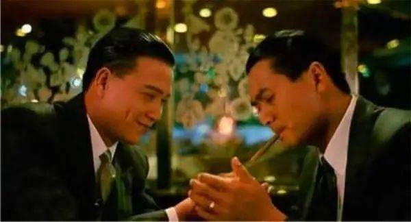 领导给你递烟，低情商的人“双手接过”，高情商的做法不服不行_交往