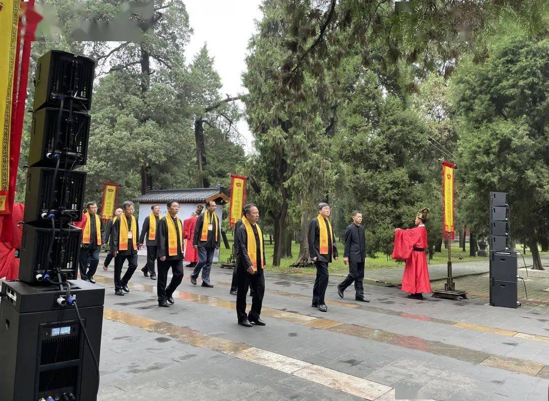 由孔庙正门—圣时门至璧水桥的神道行进途中,象