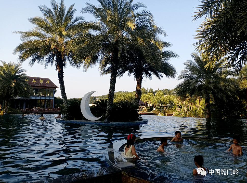 国庆第一天,筠门岭镇景区热闹非凡_温泉