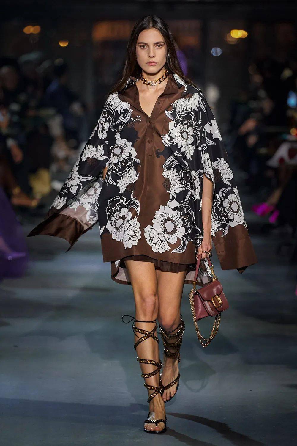 廓形 Valentino 2022 春季系列发布，刺绣、蕾丝、印花…… 尽显高级！