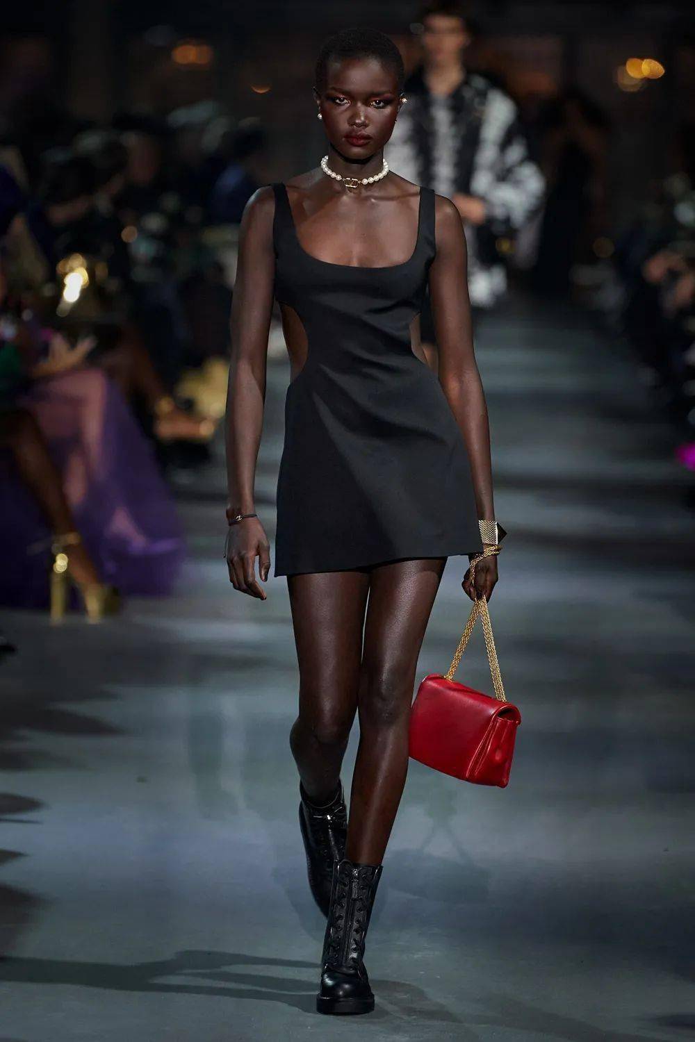 廓形 Valentino 2022 春季系列发布，刺绣、蕾丝、印花…… 尽显高级！