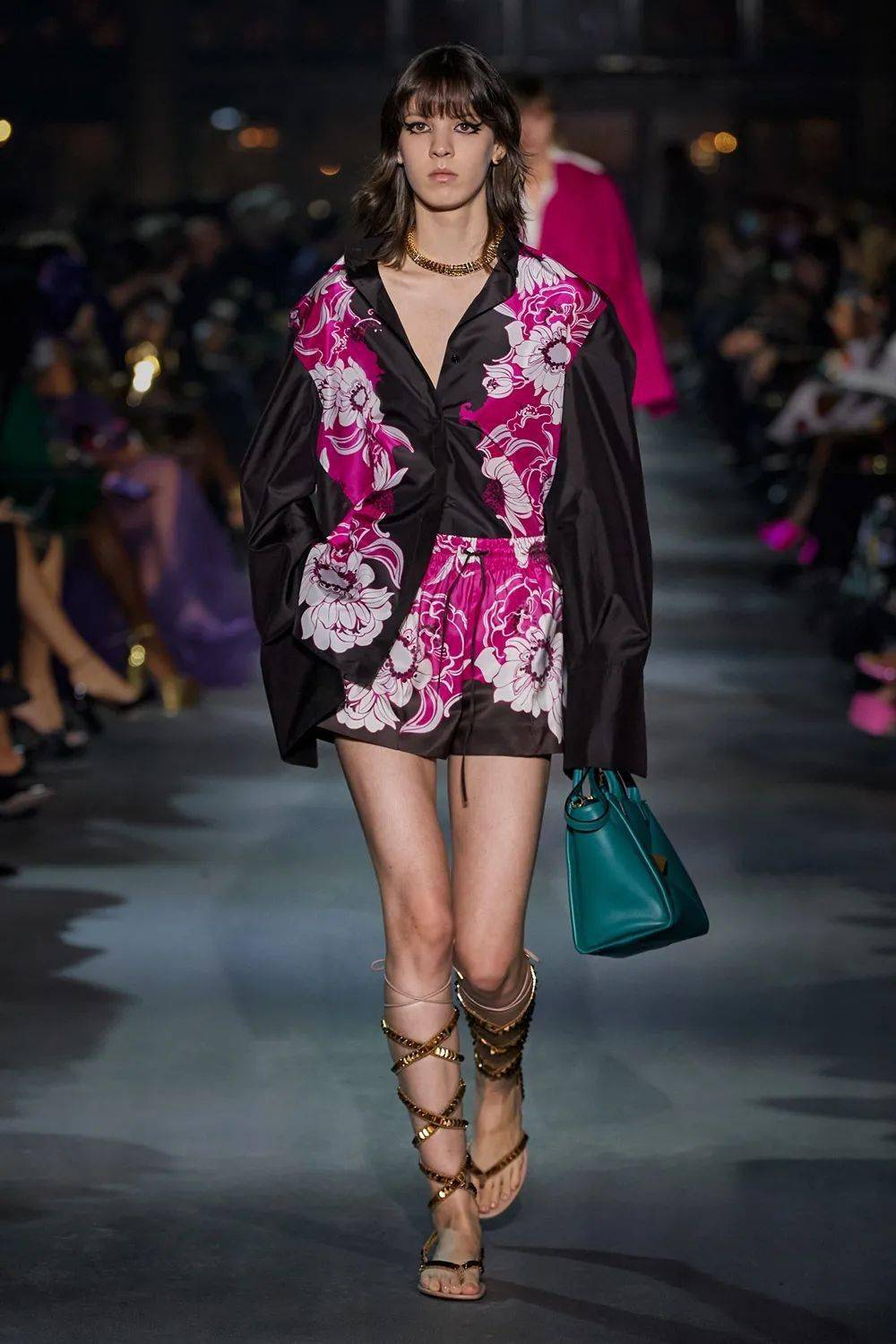 廓形 Valentino 2022 春季系列发布，刺绣、蕾丝、印花…… 尽显高级！