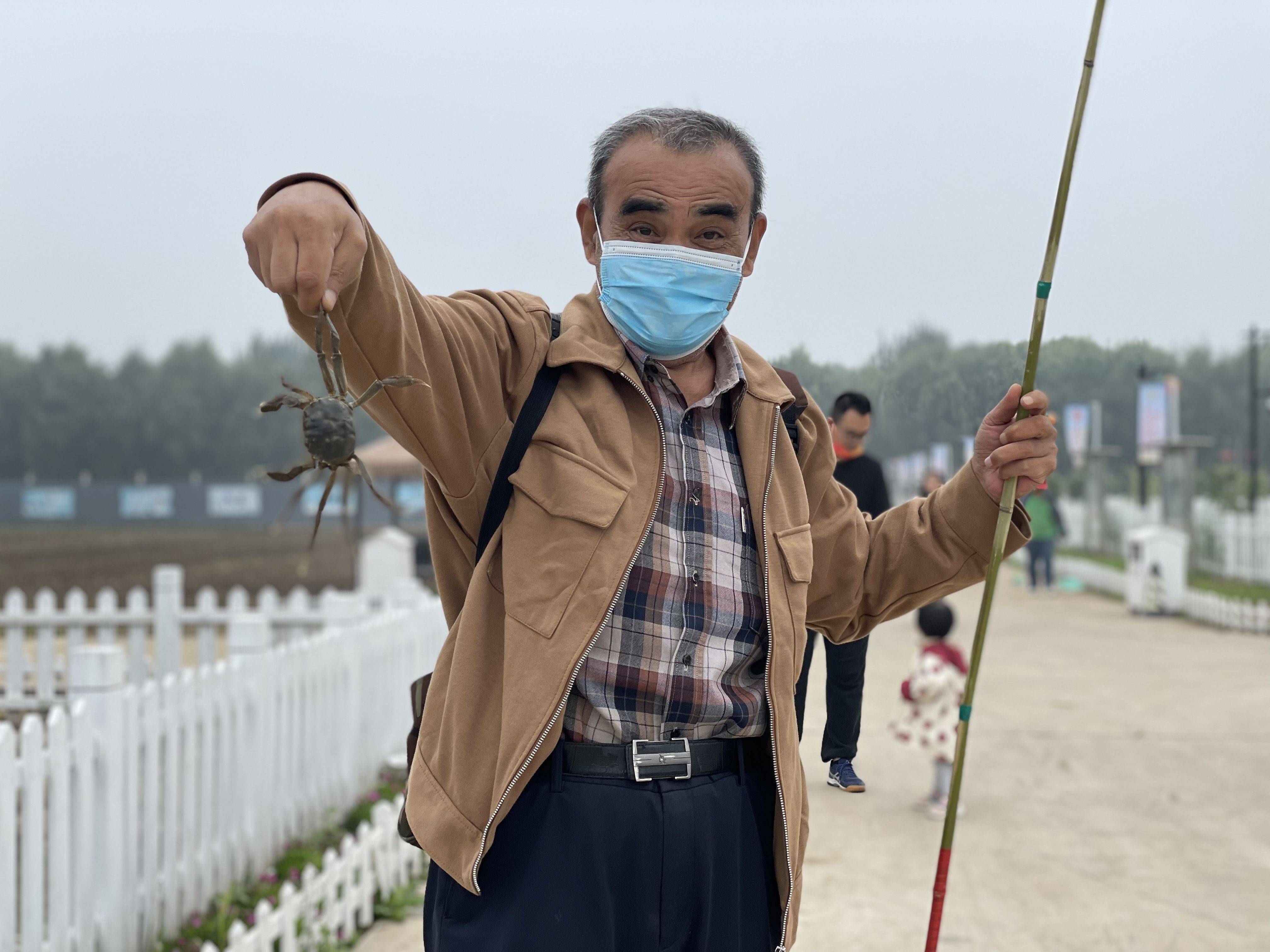 钓螃蟹 捕龙虾 丰台王佐的稻田里的"水产"先一步丰收