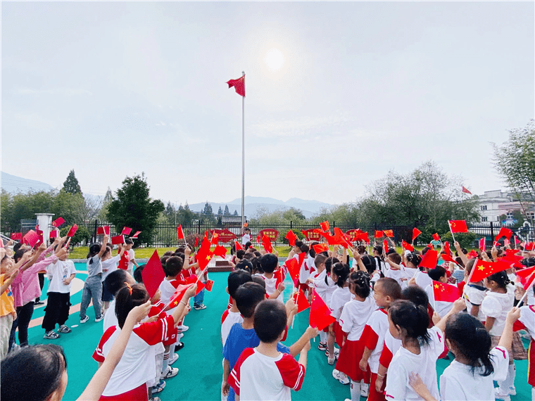 唱歌五星红旗迎风飘扬图片