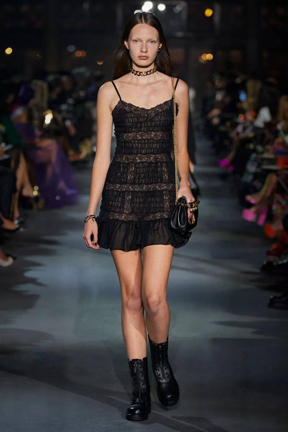 廓形 Valentino 2022 春季系列发布，刺绣、蕾丝、印花…… 尽显高级！