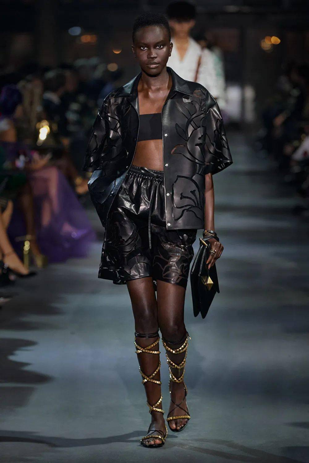 廓形 Valentino 2022 春季系列发布，刺绣、蕾丝、印花…… 尽显高级！