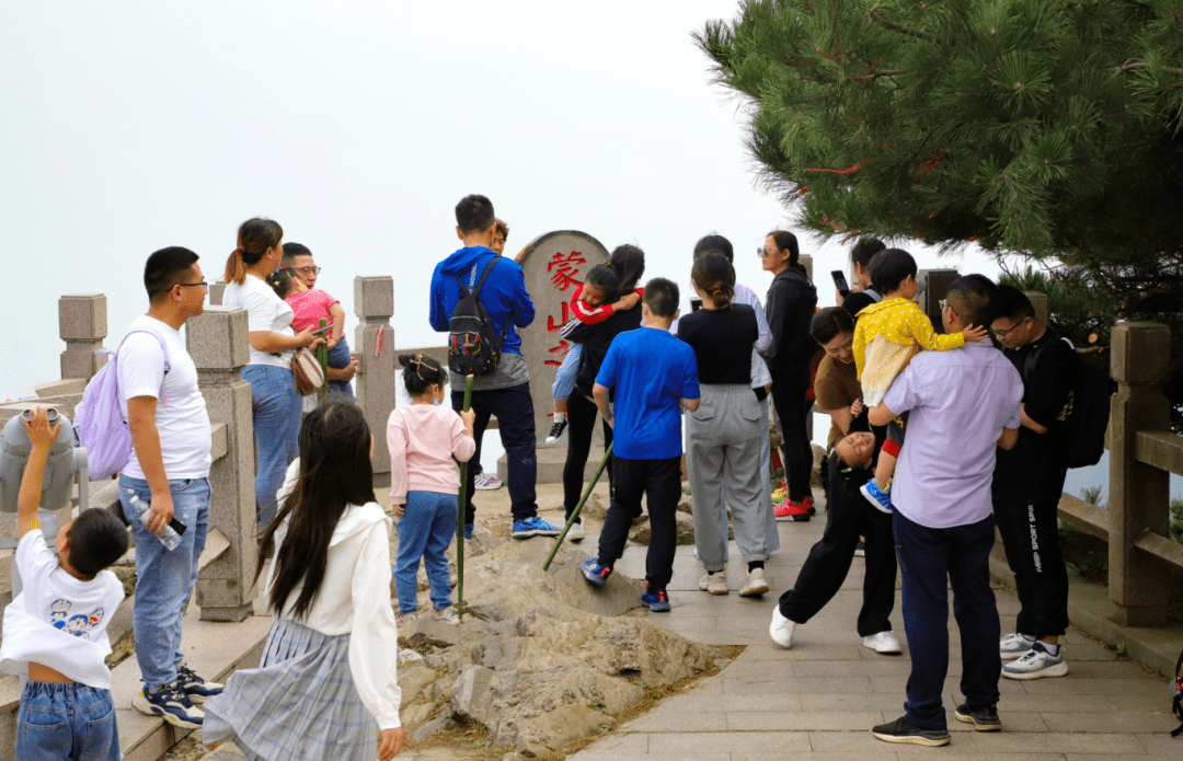 游人如织秩序井然沂蒙山龟蒙云蒙景区喜迎八方游客假期精彩正在进行中