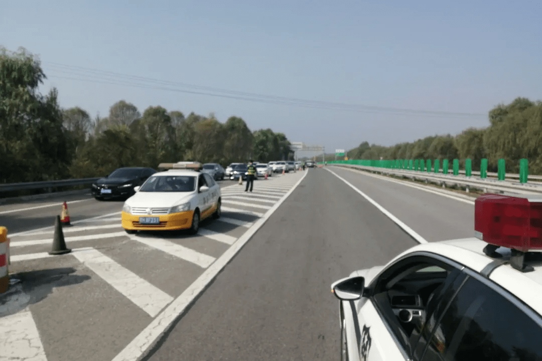 10月2日9时37分,山西高速交警五支队七大队g1812沧榆高速268km至332km