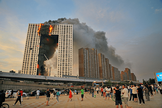 2021年8月27日,辽宁大连金普新区凯旋国际大厦发生火灾,现场浓烟滚滚.